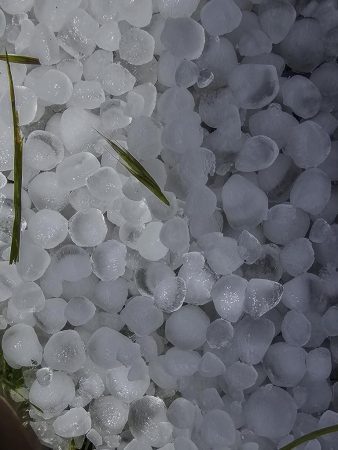 Tandis que d'autres sur la route se prennent de gros grêlons (MLC)