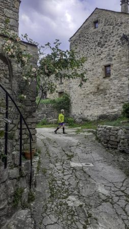 Jean parcours les ruelles de Cantobre (JMR)