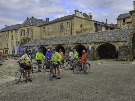 Départ devant les halles de Nant (MLC)