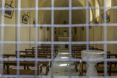 L'intérieur de la chapelle à travers son grillage (SP)