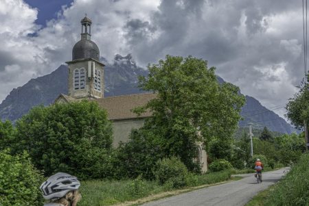 L'église Saint-Eusèbe et son clocher à bulbe, support d'antennes (SP)