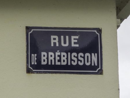Plaque de rue à Falaise. Louis-Alphonse de Brébisson (1798-1872), botaniste et photographe, est le trisaïeul de Michel de Brébisson, abonné de longue date au Randonneur (CL)