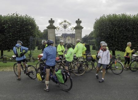 Arrêt devant le château de Vendeuvre (CL)