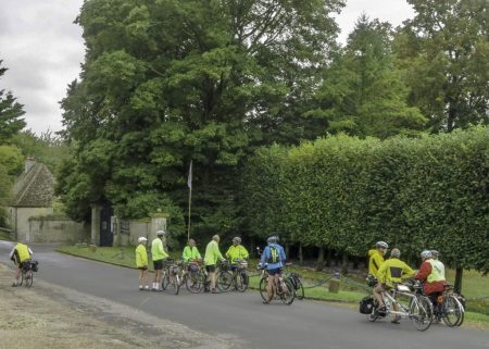 Arrêt devant le château de Vendeuvre (CL)