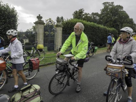 Arrêt devant le château de Vendeuvre (CL)
