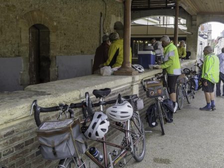 Pique-nique sous les petites halles de Saint-Pierre-sur-Dives (CL)