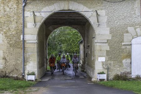 Passage sous le porche d'un beau manoir (PM)