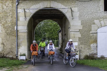 Passage sous le porche d'un beau manoir (PM)