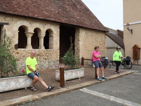 Devant le caquetoire de l’église. (CL)