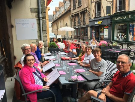 Repas en commun le soir à La Ferté. (CL)