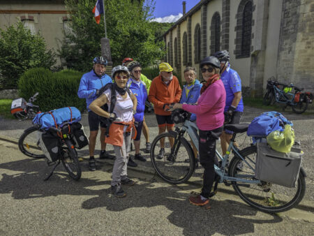 Devant l'église de Pompierre, rencontre de deux femmes qui remontent la Meuse à vélo. Futures adhérentes ? (MLC)