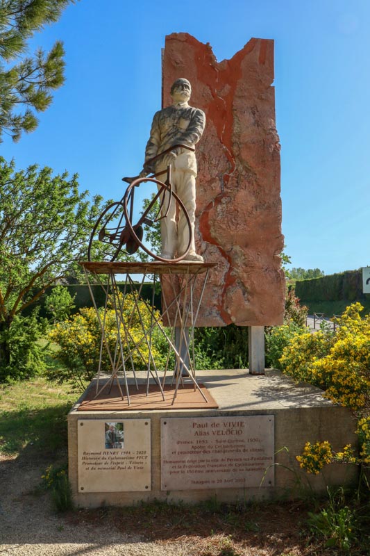 Pernes-les-Fontaines, statue de Velocio et plaque à la mémoire de Raymond Henry