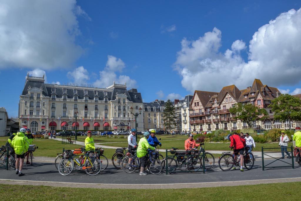 Cabourg, devant le Grand-Hôtel (MR)