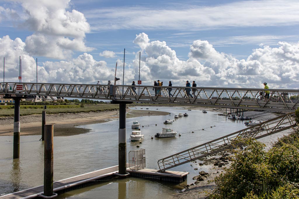Passage de la passerelle sur la Dives (PHM)