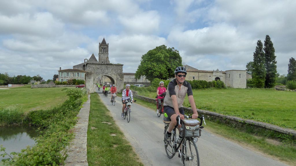 En quittant l'Abbaye de Sablonceaux (MF)