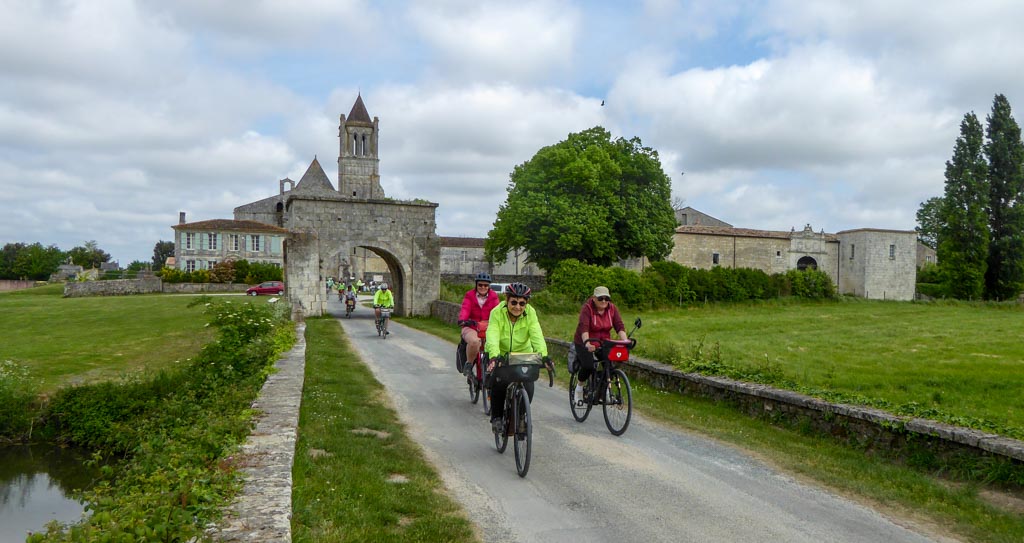 En quittant l'Abbaye de Sablonceaux (MF)