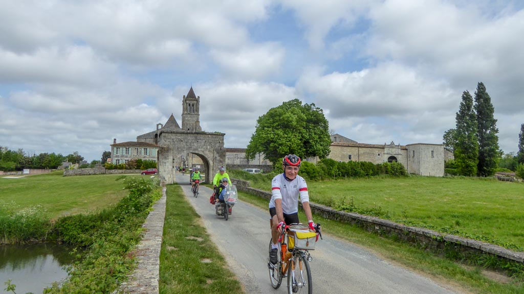 En quittant l'Abbaye de Sablonceaux (MF)