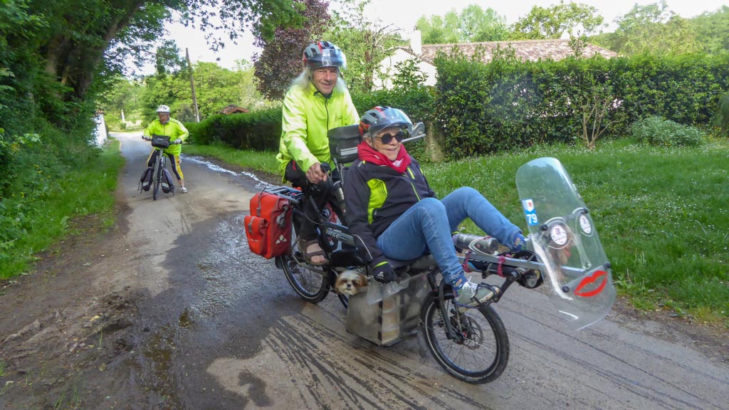 Arrivée à la Fontaine miraculeuse de Saint-Symphorien (MF)