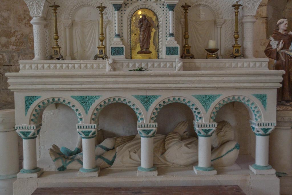 Le gisant de l'église de Saint-Symphorien (MR)