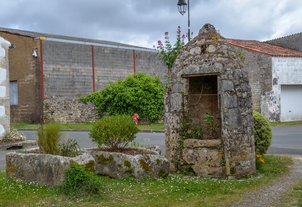 Le puits de la Tourelle et des timbres à Saint-Sornin (MR)