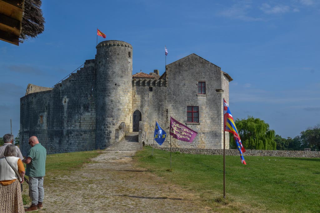Le château de Mélusine à Saint-Jean-d'Angle (MR)