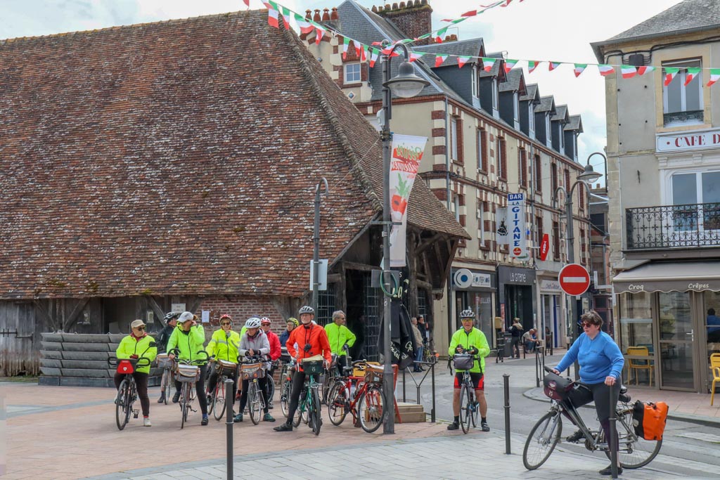 Arrêt devant les halles médiévales de Dives-sur-Mer (CL)