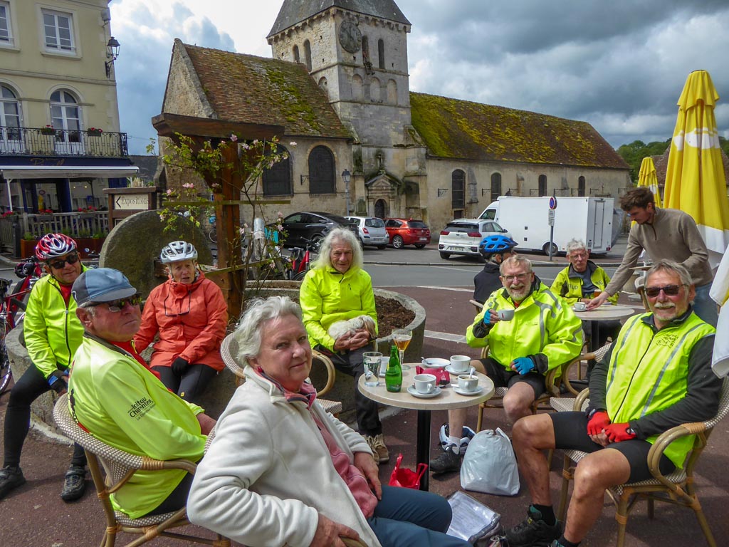 Première pause de la journée à Cambremer (MF)