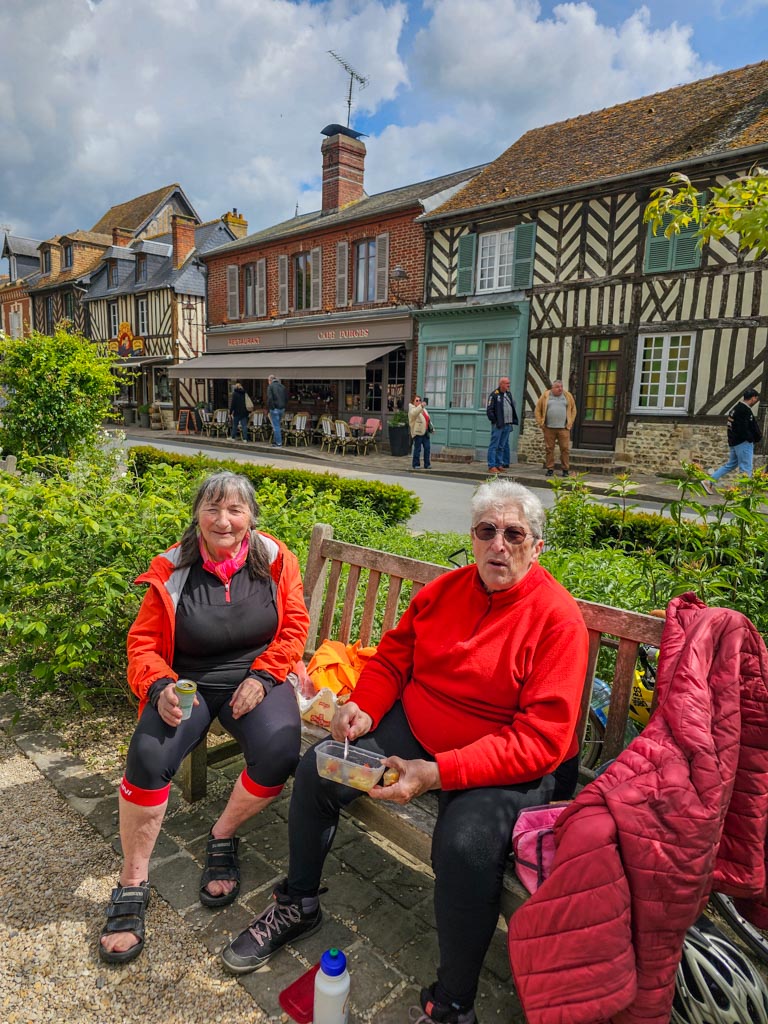 Marie-Claire et Marie-Noëlle à Beuvron-en-Auge (MLC)