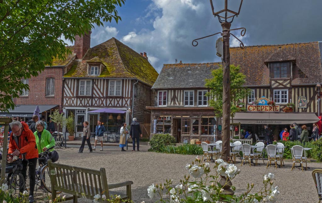 Beuvron-en-Auge : la place Vermughen (MR)
