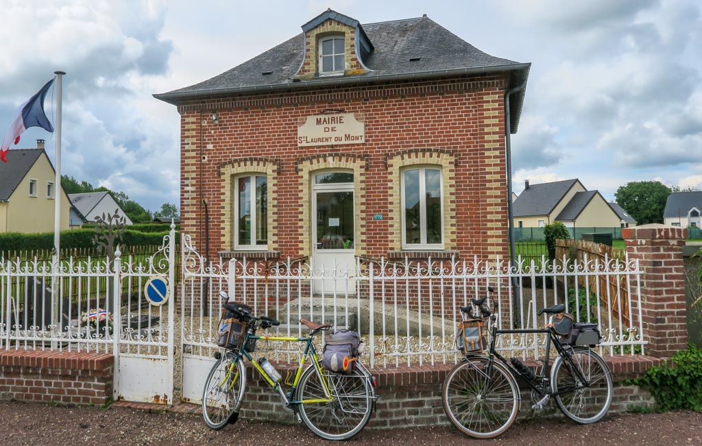 La petite mairie de Saint-Laurent-du-Mont (PP)