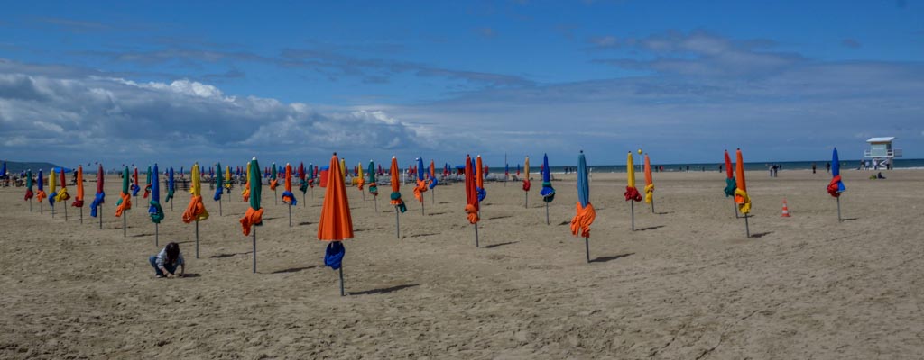 Deauville - les parasols sur la plage (MR)
