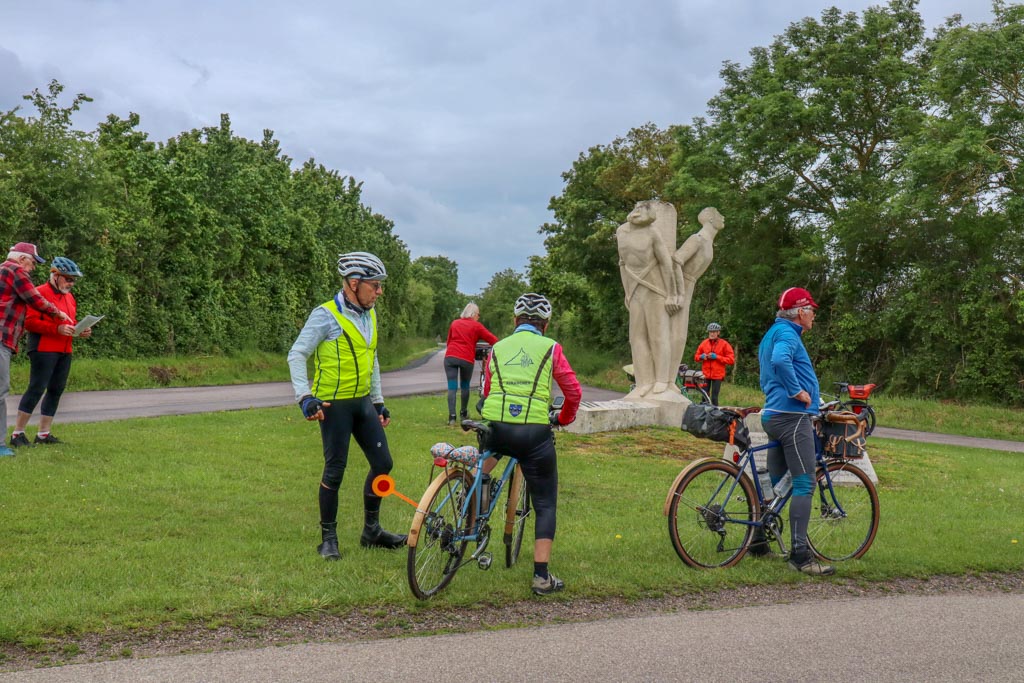 Arrêt à la stèle des martyrs à Saint-Pierre-du-Jonquet (CL)