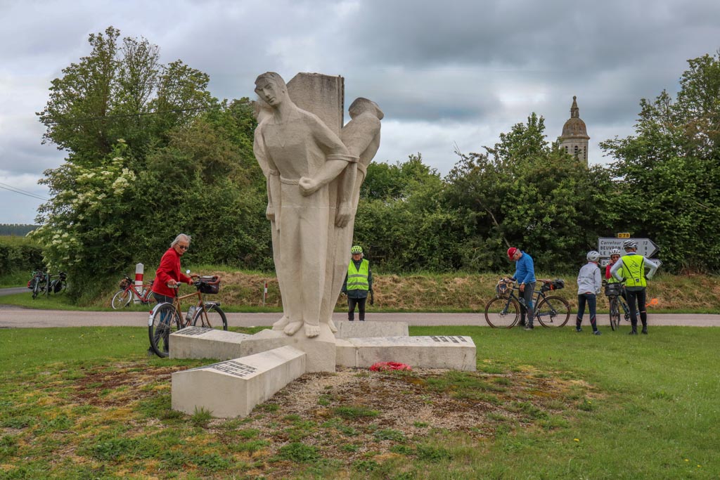 Arrêt à la stèle des martyrs à Saint-Pierre-du-Jonquet (CL)