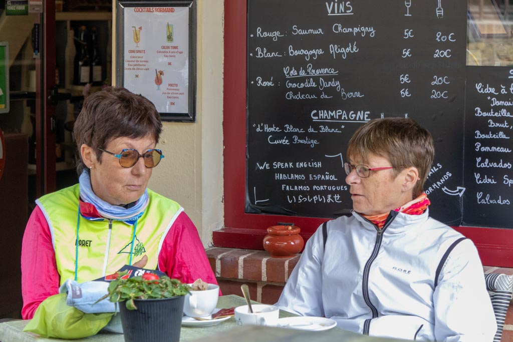 Brigitte et Bénédicte à Beuvron-en-Auge (PHM)