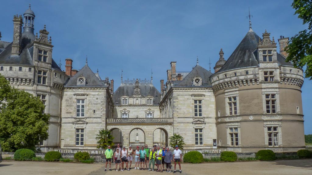 Devant le château du Lude (PM)