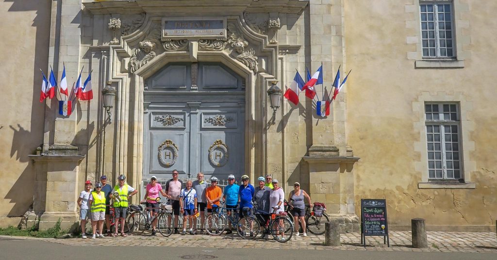 Le groupe devant le porche du Prythanée (PP)