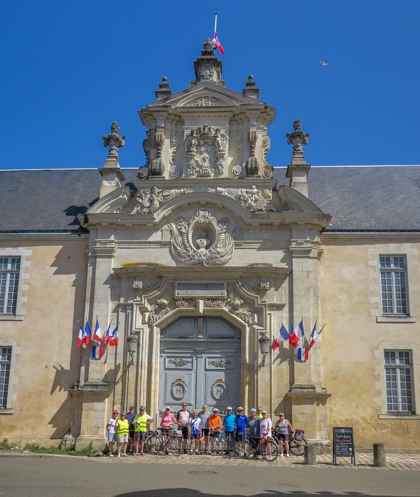 Le groupe devant le porche du Prythanée à La Flèche (PP)