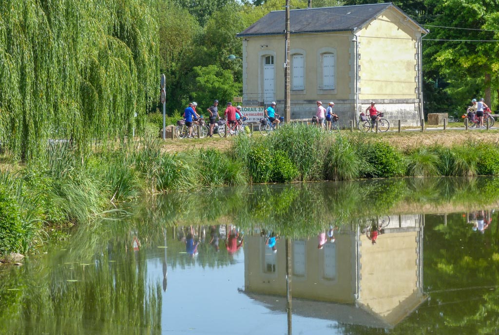 Le lac du Val Joyeux et vue sur Château-la-Vallière (PM)