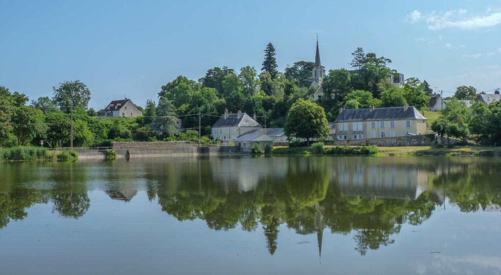 Le lac du Val Joyeux et vue sur Château-la-Vallière (PM)
