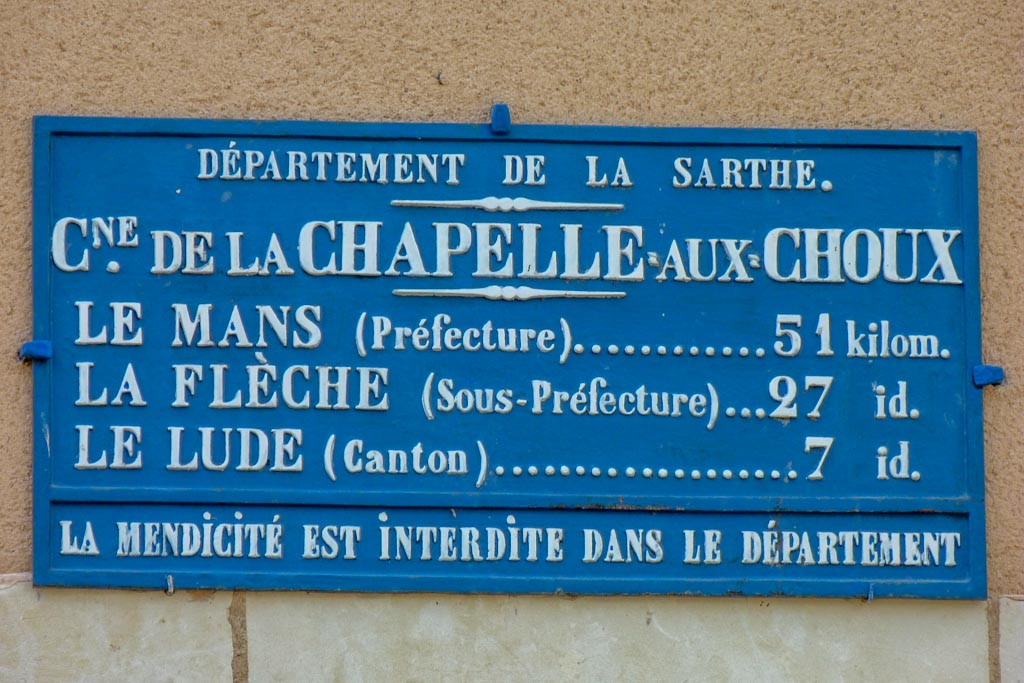 Ancienne plaque indicatrice à La Chapelle-aux-Choux (PM)