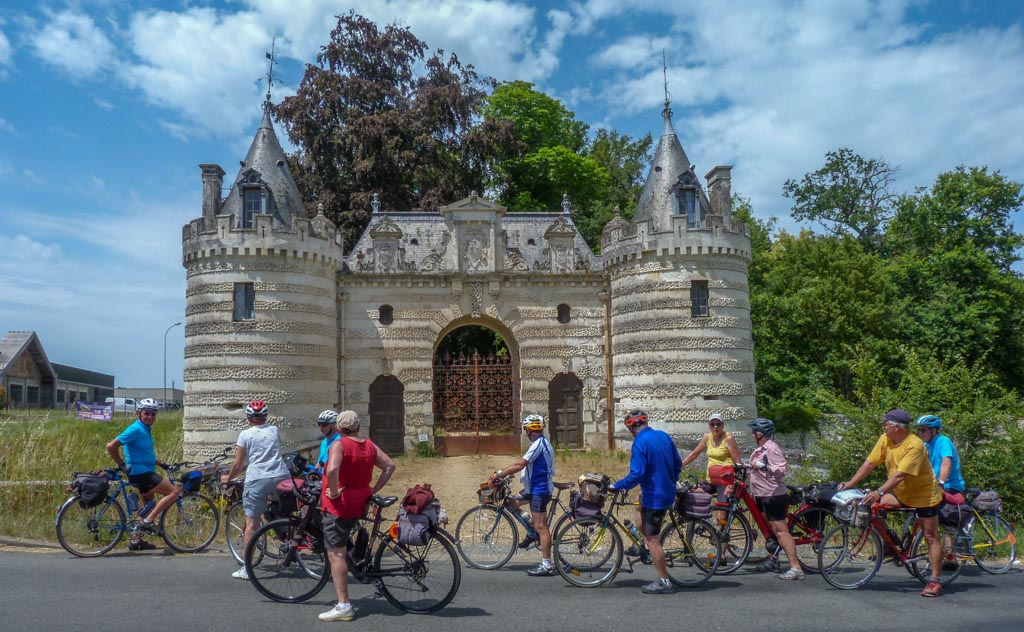 Devant une des entrées du château du Lude (PM)