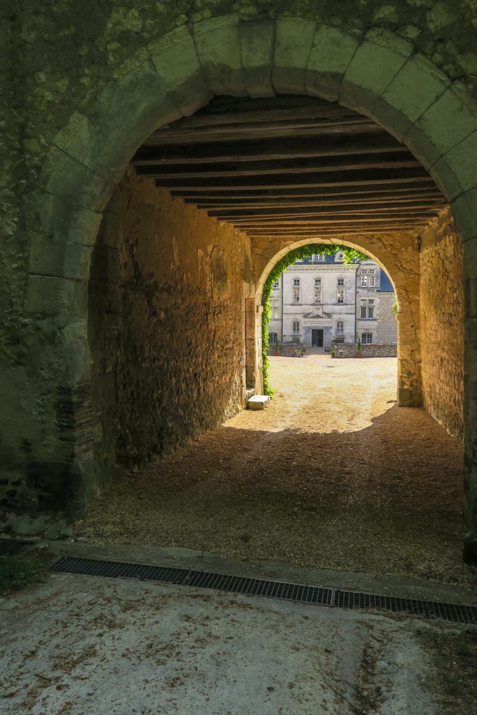 Accès à la cour intérieure du château de Marcilly (PP)