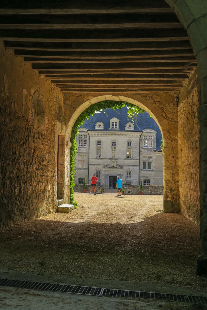 Accès à la cour intérieure du château de Marcilly (PP)