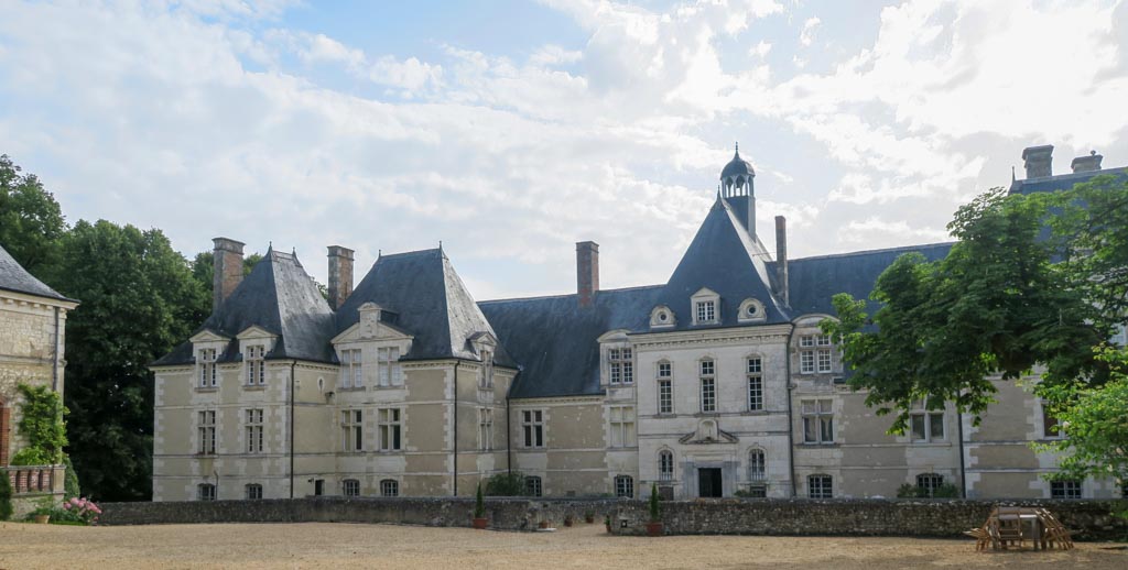 Cour intérieure du château de Marcilly (PP)