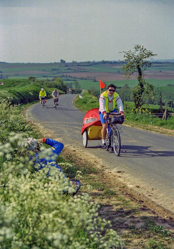 Dans le col des 6 chemins, une des nombreuses remorques d'enfants (CR)
