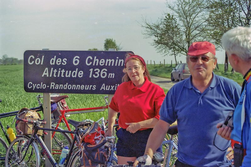 Paul et Annette devant la pancarte du col (CR)
