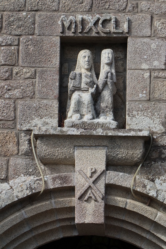 Détail sur le mur de l’église (CL)